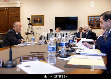 Washington, États-Unis d'Amérique. 19th avril 2023. le commissaire par intérim de l'Agence des douanes et de la protection des frontières des États-Unis, Troy Miller, témoigne d'une audience du sous-comité des crédits de la Chambre des États-Unis sur la sécurité intérieure à Washington, DC, mercredi, 19 avril 2023.Credit: Julia Nikhinson/CNP/Sipa USA Credit: SIPA USA/Alay Live News Banque D'Images