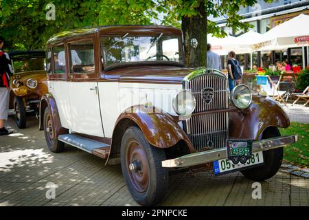 Szczawno-zdroj, Pologne - 6 août,2022: X Walbrzych rallye international de véhicules anciens: Peugeot 301 Banque D'Images