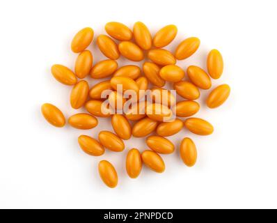 Capsules ovales orange sur fond blanc. Capsules en coquille de gélatine Q10 vue du dessus. Supplément alimentaire pour l'activité cérébrale. capsules ovales avec vitamines. Banque D'Images