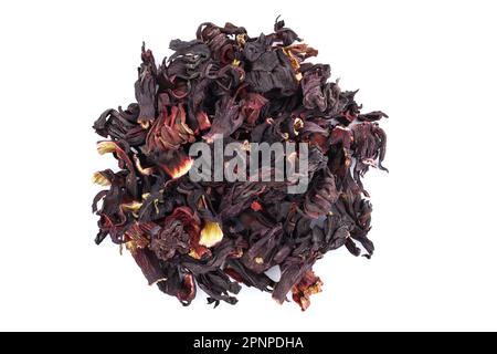 Vue de dessus des pétales de Hibiscus. Les pétales secs de l'hibiscus sont assez grands gros plan. Thé rouge des boutons de fleurs. Tas de thé hibiscus sec sur fond blanc Banque D'Images