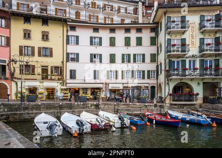 Petit port, Limone sul Garda, Lac de Garde, Lombardie, Italie Banque D'Images