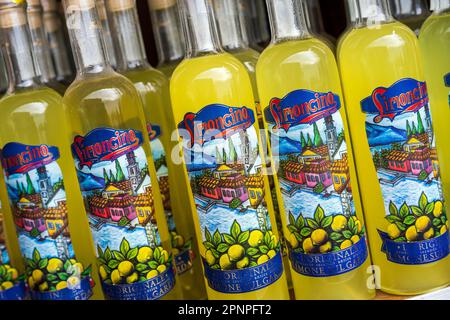 Limoncello del Garda liqueur de citron en vente dans une boutique de souvenirs, Limone sul Garda, Lac de Garde, Lombardie, Italie Banque D'Images