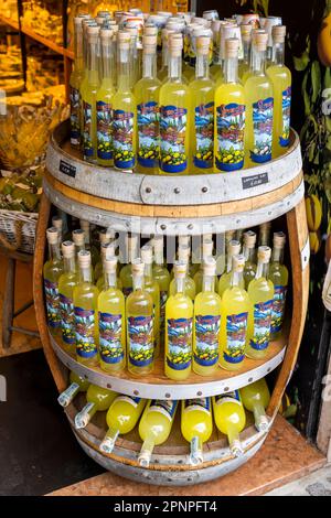 Limoncello del Garda liqueur de citron en vente dans une boutique de souvenirs, Limone sul Garda, Lac de Garde, Lombardie, Italie Banque D'Images