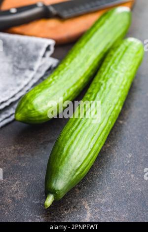 Concombres verts frais sur la table de cuisine. Banque D'Images
