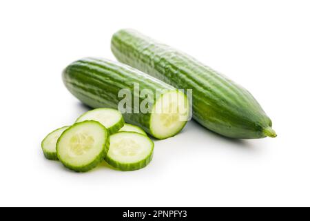 Tranches de concombre vert frais isolées sur fond blanc. Banque D'Images