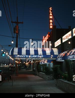 Lennys Clam Bar affiche des signes vintage la nuit, à Howard Beach, Queens, New York Banque D'Images