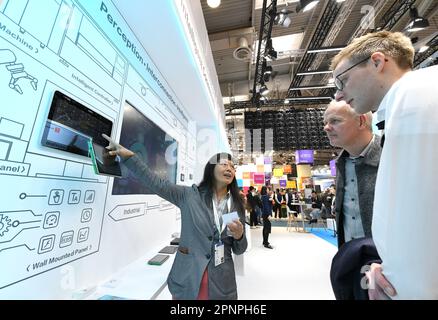 (230420) -- HANOVRE, 20 avril 2023 (Xinhua) -- Un membre du personnel présente la plate-forme industrielle Internet de Haier COSMOPlat aux visiteurs de la Foire de Hanovre 2023 à Hanovre, Allemagne, 19 avril 2023. Les entreprises chinoises sont compétitives sur les marchés mondiaux et sont toujours prêtes à apprendre et à s'améliorer, Jochen Koeckler, président du conseil d'administration de Deutsche Messe AG, a commenté mercredi sur les 800 entreprises chinoises qui participent à Hannover Messe 2023. Le salon, l'un des plus grands et durable au monde, de 17 avril à 21 avril, présente plus de 4 000 entreprises, qui se pressent Banque D'Images