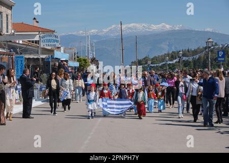 Enfants locaux en costume national le jour de l'indépendance à Galaxidi en Grèce Banque D'Images