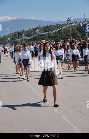 Adolescentes locales le jour de l'indépendance à Galaxidi en Grèce Banque D'Images