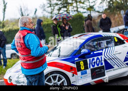 Commissaire, Marshall, 08 ASTIER Raphael, GIRAUDET Denis, Alpine A110 RGT, Ambiance pendant le Rallye Rhône Charbonnières 2023, 2nd tour du Championnat de France des Rallyes 2023, de 21 avril à 23 à Charbonnières-les-bains, France - photo Bastien Roux/DPPI crédit: DPPI Media/Alamy Live News Banque D'Images