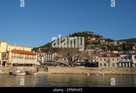 Vue sur la ville médiévale de Nafpaktos au lever du soleil au printemps Banque D'Images