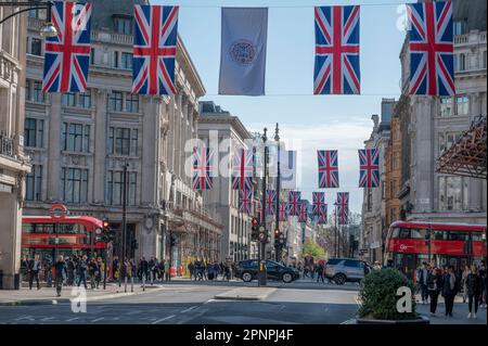 Oxford Street, Londres, Royaume-Uni. 20th avril 2023. Les drapeaux et bannières Union suspendus dans le ciel bleu au-dessus d'Oxford Street célèbrent le couronnement du roi Charles III le 6th mai Crédit : Malcolm Park/Alay Live News Banque D'Images