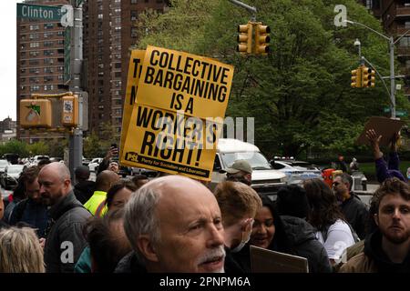 New York, New York, États-Unis. 18th avril 2023. Les employés de Trader Joe dans leur magasin Essex Crossing sur les LES les de Manattan tiennent un rassemblement avant un vote sur la question de savoir s'ils doivent se syndiquer et rejoindre d'autres sites du Massachusetts, du Minnesota et du Kentucky qui ont formé le syndicat Trader Joe's United. (Credit image: © Laura Brett/ZUMA Press Wire) USAGE ÉDITORIAL SEULEMENT! Non destiné À un usage commercial ! Banque D'Images