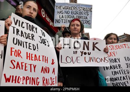 New York, New York, États-Unis. 18th avril 2023. Les employés de Trader Joe dans leur magasin Essex Crossing sur les LES les de Manattan tiennent un rassemblement avant un vote sur la question de savoir s'ils doivent se syndiquer et rejoindre d'autres sites du Massachusetts, du Minnesota et du Kentucky qui ont formé le syndicat Trader Joe's United. (Credit image: © Laura Brett/ZUMA Press Wire) USAGE ÉDITORIAL SEULEMENT! Non destiné À un usage commercial ! Banque D'Images