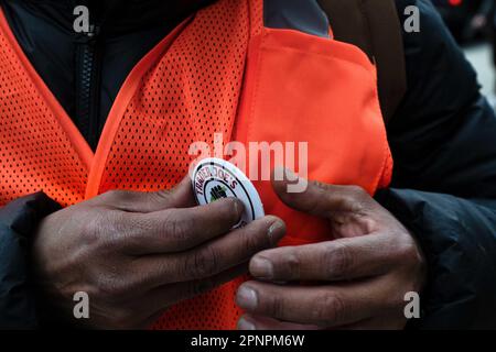 New York, New York, États-Unis. 18th avril 2023. Un travailleur porte un badge syndical alors que les employés de Trader Joe dans leur magasin Essex Crossing sur les LES of Manattan tiennent un rassemblement avant un vote sur la possibilité de se syndiquer et de rejoindre d'autres sites du Massachusetts, du Minnesota et du Kentucky qui ont formé le syndicat Trader Joe's United. (Credit image: © Laura Brett/ZUMA Press Wire) USAGE ÉDITORIAL SEULEMENT! Non destiné À un usage commercial ! Banque D'Images