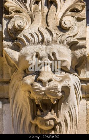 Sculpture en pierre ornée de la tête du Lion devant le théâtre, Tours, Indre-et-Loire (37), France. Banque D'Images