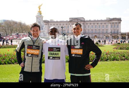 Chris Thompson, Sir Mo Farah, CBE et Emile Cairess posent pour les photographes dans les jardins du mémorial de Buckingham Palace, avant le marathon de Londres TCS 2023, dimanche. Date de la photo: Jeudi 20 avril 2023. Banque D'Images