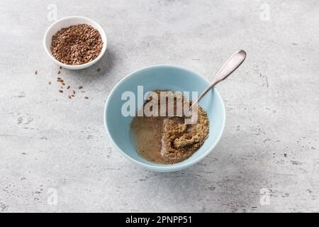 Cuisson des œufs de lin végétalien sur fond texturé gris, vue du dessus Banque D'Images