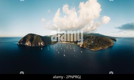 Panorama de la Guadeloupe par drone aérien. vue sur le coucher du soleil sur beach drone. Vue aérienne de la baie du port à Marigot avec des voiliers. Concept de voyage pour les vacances à la plage. Banque D'Images