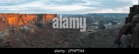 Vue panoramique sur le Split Mountain Canyon vue de Grand View point vue près de Moab, l'île dans le Sky District, le parc national de Canyonlands, San Juan Banque D'Images