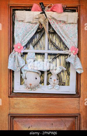 Décoration de la porte de Pâques avec lapins sur l'île de Burano, Venise, Italie Banque D'Images