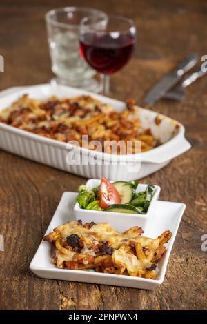 Rigatoni Al Forno sur le bois Banque D'Images