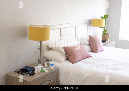 Vue générale de la chambre avec lit, tables de chevet et lampes Banque D'Images