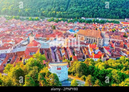 Brasov, Roumanie. Vue aérienne de la vieille ville au lever du soleil. Banque D'Images