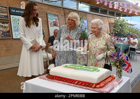 Photo du dossier datée du 17/5/2022 du 11/6/2021 de la reine Elizabeth II, la duchesse de Cornwall et la duchesse de Cambridge, a coupé un gâteau lorsqu'ils assistent à un événement au projet Eden pour célébrer l'initiative du Big Lunch, lors du sommet de G7 à Cornwall. Le Queen Consort voudra que son menu du jour du couronnement soit exempt de piment et d'ail, a révélé son fils, le critique alimentaire Tom Parker Bowles. Date de publication : jeudi 20 avril 2023. Banque D'Images