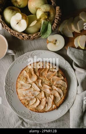 Vue en hauteur d'une tarte aux pommes basse carb maison et d'un panier de pommes Banque D'Images