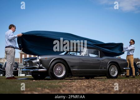 RETRANSMETTANT LA MARQUE ET LE MODÈLE DE VOITURE LA couverture est retirée d'un Spyder Maserati 3500 GT par Vignale lors de l'aperçu pour le salon Prive London au Royal Hospital Chelsea à Londres. Date de la photo: Jeudi 20 avril 2023. Banque D'Images