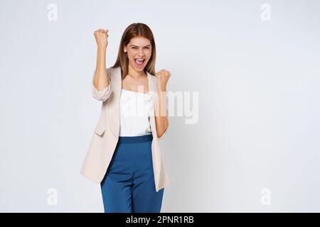 Une femme heureuse lève les bras du bonheur isolé sur fond blanc, sentant le bonheur et le succès du gagnant. Banque D'Images