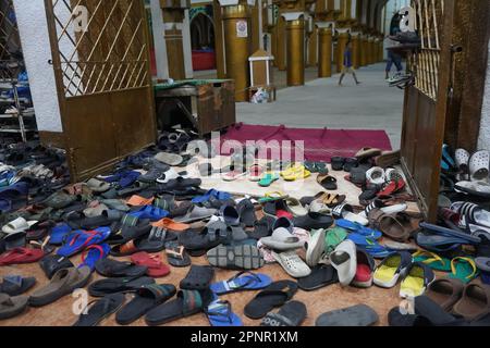 Quiapo, Philippines. 20th avril 2023. Musulmans de Quiapo, Manille assiste à la première prière de nuit avant Eid al-Fitr. Il n'y aura pas de prières de taraweeh cette dernière nuit du Ramadan, Mais un musulman dévot passera la nuit dans la prière, la mémoire d'Allah et la lecture du Coran parce que ce soir est considéré comme une nuit très bénie et les musulmans croient qu'il devrait être passé dans le nafl (volontaire) salat (prières) et le culte. (Credit image: © Sherbien Dacalanio/Alamy Live News) Banque D'Images