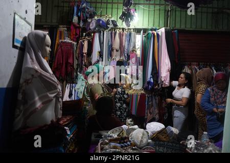 Quiapo, Philippines. 20th avril 2023. Les femmes musulmanes y achètent de nouveaux vêtements au moment des prières du matin d'Eid'l Fitr. (Credit image: © Sherbien Dacalanio/Alamy Live News) Banque D'Images