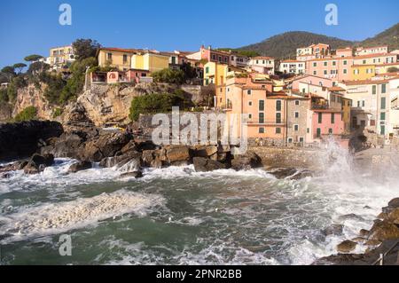 Vagues s'écrasant sur le front de mer, Tellaro, Golfe de la Spezia (Golfo dei Poeti), Ligurie, Italie Banque D'Images