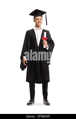 Portrait complet d'un étudiant souriant portant une robe de graduation et portant un diplôme isolé sur fond blanc Banque D'Images