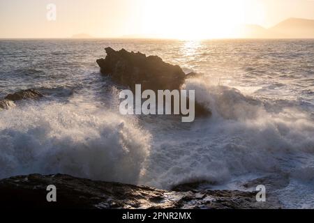 Vagues s'écrasant contre les rochers côtiers, Lerici, Ligurie, Italie Banque D'Images