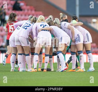 Leigh Sports Village, Leigh, Grand Manchester, Angleterre. 19th avril 2023. L'équipe d'Arsenal a un caucus en avance sur le match, pendant le Manchester United Women's football Club V Arsenal Women's football Club au Leigh Sports Village, dans la Barclays Women's Super League/Women's Super League. (Image de crédit : ©Cody Froggatt/Alamy Live News) Banque D'Images