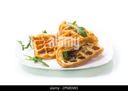 Omelette farcie aux oignons et aux herbes, frite sous forme de gaufres, isolée sur fond blanc Banque D'Images
