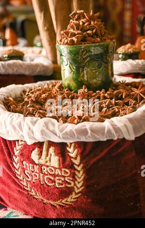 Gros plan d'épices anis étoilé vendues dans un salon de thé à Boukhara, Ouzbékistan Banque D'Images
