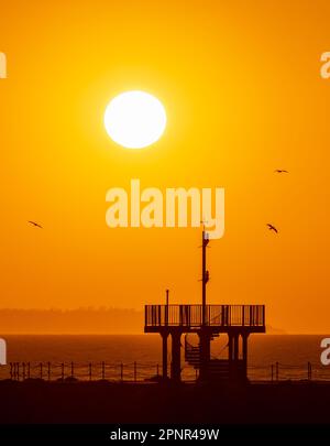 Herne Bay, Kent, Royaume-Uni - 19 avril 2023 - coucher de soleil sur une soirée de printemps froide et ensoleillée. Banque D'Images