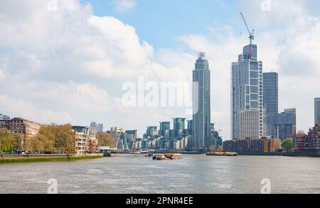 L'horizon de Londres (Royaume-Uni) vu de la centrale électrique de Battersea: La Tour et à gauche appartements résidentiels à St Georges Wharf (rive sud). Banque D'Images