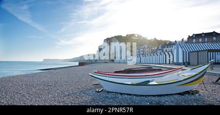 Plage d'Yport avec la falaise d'Amont, contre-jour au lever du soleil Banque D'Images