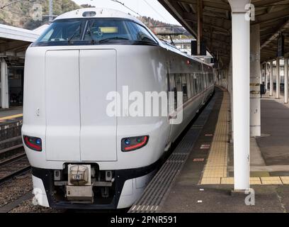 Un train express JR West 287 Series Kinosaki à la gare de Kinosakionsen dans la préfecture de Hyogo, au Japon. Banque D'Images