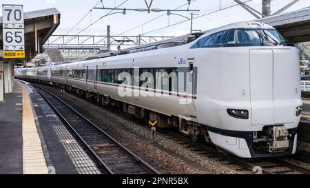 Un train express JR West 287 Series Kinosaki à la gare de Kinosakionsen dans la préfecture de Hyogo, au Japon. Banque D'Images