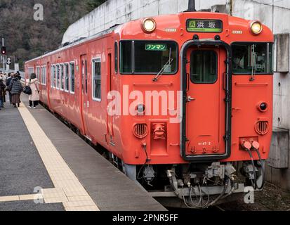 Un train JR West KiHa série 47 à la gare d'Amarube sur la ligne principale Sanin dans la préfecture de Hyogo, au Japon. Banque D'Images