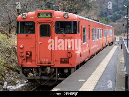 Un train JR West KiHa série 47 à la gare d'Amarube sur la ligne principale Sanin dans la préfecture de Hyogo, au Japon. Banque D'Images