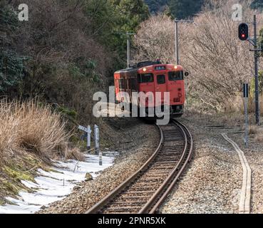 Un train JR West KiHa série 47 s'approchant de la gare d'Amarube sur la ligne principale Sanin dans la préfecture de Hyogo, au Japon. Banque D'Images