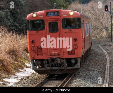 Un train JR West KiHa série 47 s'approchant de la gare d'Amarube sur la ligne principale Sanin dans la préfecture de Hyogo, au Japon. Banque D'Images