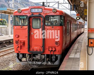 Un train JR West KiHa série 47 à la gare de Kinosakionsen sur la ligne principale Sanin dans la préfecture de Hyogo, au Japon. Banque D'Images